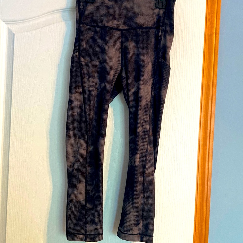 Athleta Ultimate stash pocket printed capri size xs.